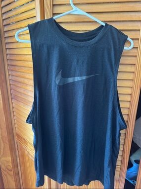 Nike Black Sleeveless womens Tank top size XL with Tone-on-Tone Swoosh